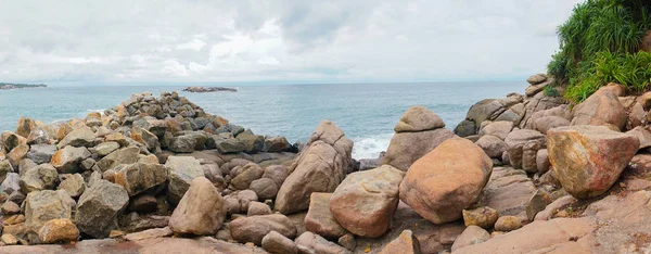 En ås av stenar i havet. — Stockfoto