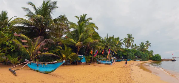 Дерев'яні катамарани на піщаному пляжі в Індійському океані. — стокове фото