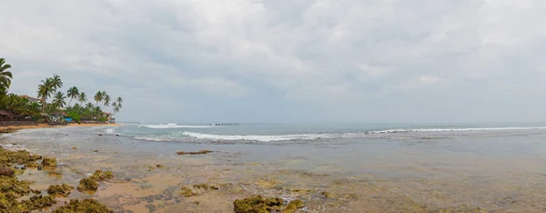 Karang saat air surut di pantai Samudera Hindia . — Stok Foto