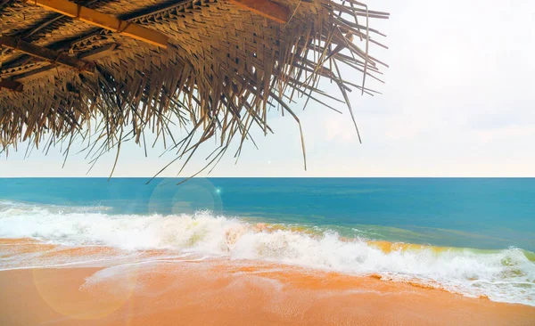 Guarda-chuva de cana na praia no oceano — Fotografia de Stock