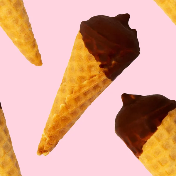 Seamless pattern. Ice cream waffle horn in chocolate glaze. — Stock Photo, Image
