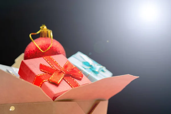 Hand Mit Roter Schleife Und Geschenkbox — Stockfoto