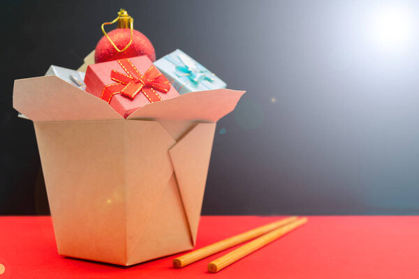 Красочная подарочная коробка с красной лентой
