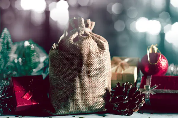 Presentes Contra Fundo Escuro Decoração Natal — Fotografia de Stock