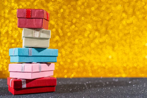 Pila Cajas Colores Superficie Dorada Para Fondo Navidad — Foto de Stock