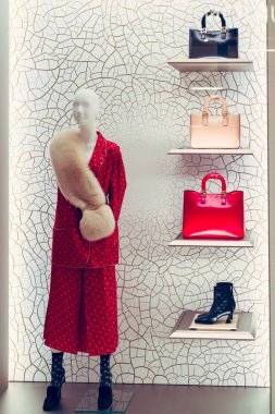 Moskova. - Rusya. 2 Aralık 2019. Vitrindeki manken.. 