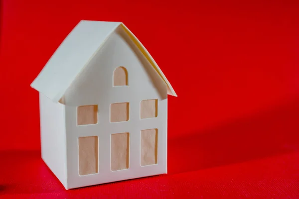 Primer Plano Plano Del Modelo Miniatura Blanco Casa Superficie Roja — Foto de Stock