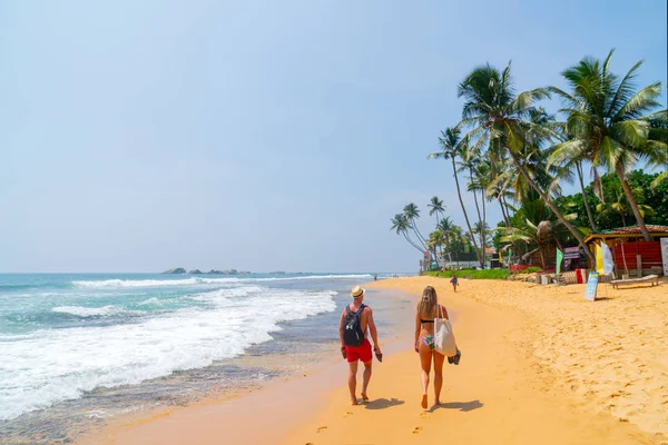 Tourists Strolling Sandy Beach Mirissa Sri Lanka Asia — Stock Photo, Image