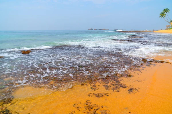 Fale Morskie Myjące Piaszczystą Plażę Mirissa Sri Lanka Azja — Zdjęcie stockowe