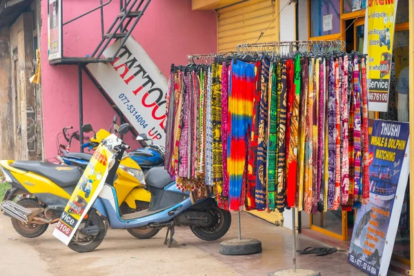 Mirissa, Sri Lanka, Asya 'da park etmiş motosikletliler.