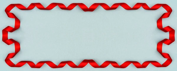 蓝色背景上的红色波纹带。 假日装饰。 瓦伦丁 — 图库照片