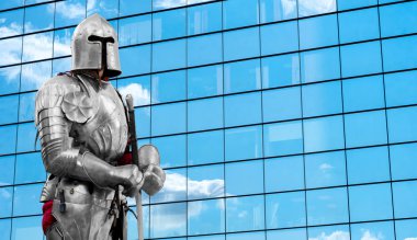 Parlak metal zırhlı şövalye. Güvenilir güvenlik ve sigorta. Birlikte