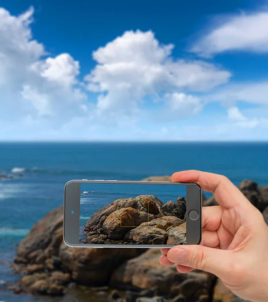 Grandes rocas en el océano cerca de la costa. Foto smartphone. Smartphone en — Foto de Stock