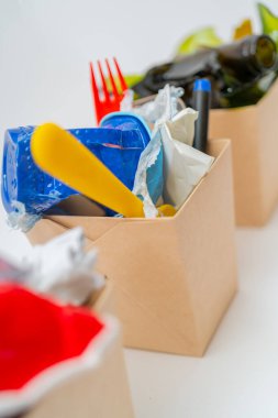 Çöp toplama ve geri dönüşüm konsepti. Yakın çekim. 