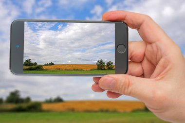 Akıllı telefonun fotografları. Akıllı telefon elindeydi. Tarım alanı