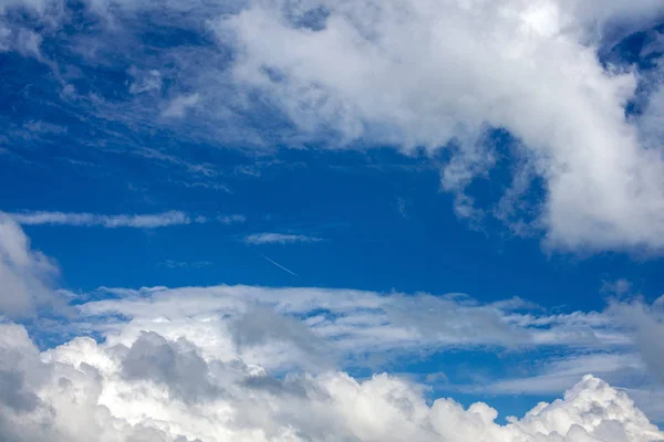 Sentiero aereo nel cielo blu nuvoloso . — Foto Stock