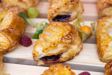 Piyasada satılan şekerlerin yakın plan çekimi.