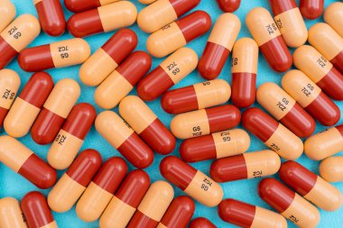 İlaç hapları ya da kapsüller mavi arka planda fotokopi alanı ile. İlaç tedavisi için ilaç reçetesi. İlaç, sağlık için konteynırda ilaç. Eczanede antibiyotik satışı.