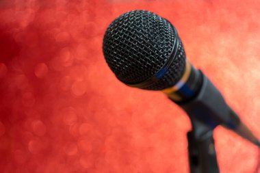 arkaplanda ses ve mikrofon