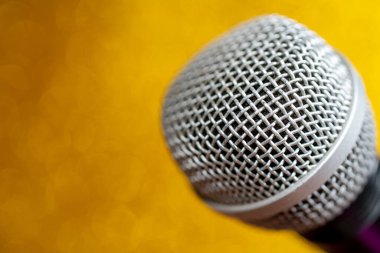 arkaplanda ses ve mikrofon