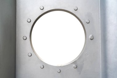 Metalde yuvarlak delik, perçin ve vidalar beyazda izole edilmiş.