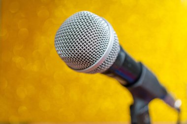 arkaplanda ses ve mikrofon