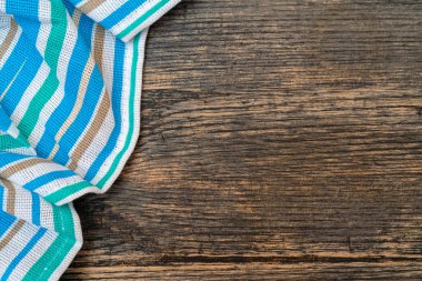 Tahta masadaki peçete.