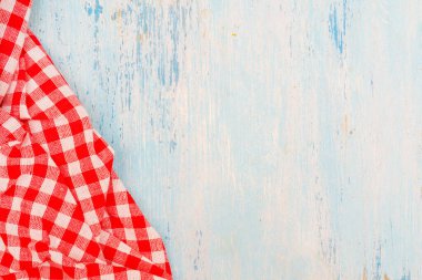 Ahşap masadaki mavi masa örtüsü