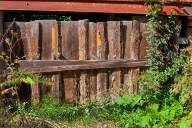 Eski ahşap bir çit. Ahşap tahtaların dokusu.