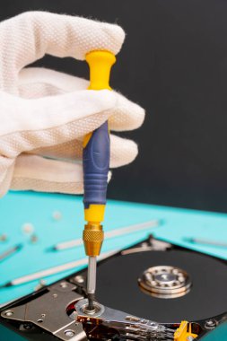 Tamir için tornavida seti. Bilgisayar tamiri. Bilgisayar sabit diski.