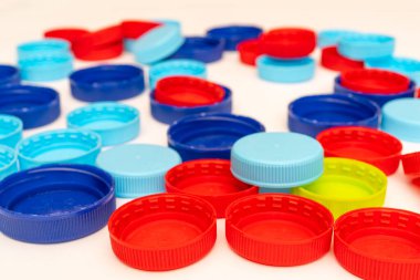 Plastik şişe kapakları. Ayrı çöp toplama yeri. Çöp öğütücü.