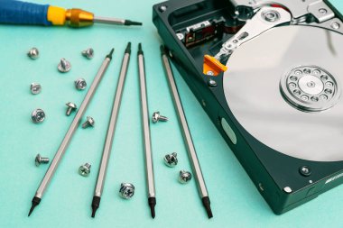 Tamir için tornavida seti. Bilgisayar tamiri. Bilgisayar sabit diski.