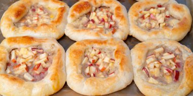 Elmalı turta. Hamur ürünleri. Evdeki mutfakta tatlı pişir. Ev yapımı yemek tarifi.