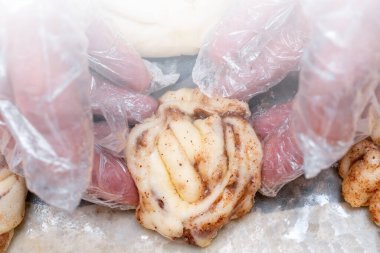 Tarçınlı turta. Hamur ürünleri. Evdeki mutfakta tatlı pişir. Ev yapımı yemek tarifi.