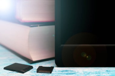 Modern e-kitap. Küçük hafıza kartları. Eski kağıt kitaplar.