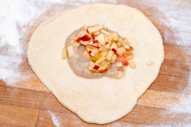 Elmalı pasta. Hamur ürünü. Evdeki mutfakta tatlı pişir. Ev yapımı yemek tarifi.