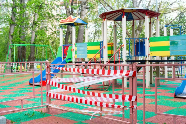 Запрет Красные Ленточки Детский Сад Находится Карантине — стоковое фото