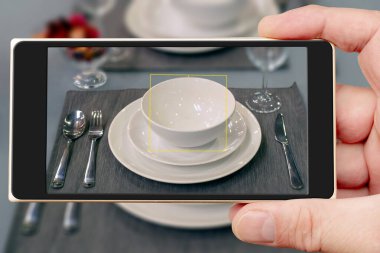Restorandaki masa ayarları akıllı telefon ekranında. Servis elemanlarının fotoğraflarını çekiyoruz..