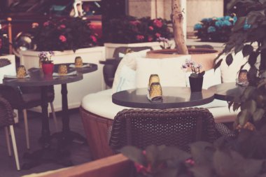 Şehirdeki sokak kafesi. Sokaktaki yazlık kafe masaları.