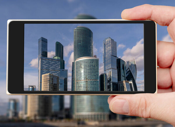 Стеклянные небоскребы на экране смартфона. Стеклянные многоэтажки в городе
.