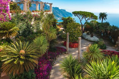 Ravello 'daki Villa Rufolo' nun güzel bahçeleri, İtalya 'daki Amalfi Sahili. Ravello' daki muhteşem Villa Rufolo manzarası. Amalfi Sahili, Campania, İtalya.