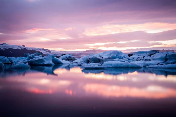 Ισλανδία Λιμνοθάλασσα Γιόκουλσάρλον Παγετώνα Παγόβουνα Και Πάγο Μπλοκ Στο Ηλιοβασίλεμα — Φωτογραφία Αρχείου