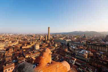 Bolonya, günbatımında şehrin ve binaların yüksek açılı görüntüsü, İki Kuleler, Asinelli ve Garisenda, Emilia Romagna, İtalya