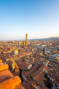 Bolonya, günbatımında şehrin ve binaların yüksek açılı görüntüsü, İki Kuleler, Asinelli ve Garisenda, Emilia Romagna, İtalya