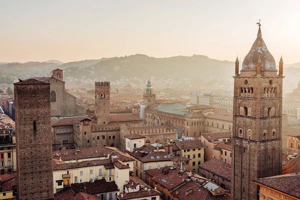 볼로냐, 도시 경관, 그리고 일몰에 있는 건물들, 산 피에트로 대성당 종탑 과 산 루카 언덕. 에밀리아 로 마마나, 이탈리아 — 스톡 사진