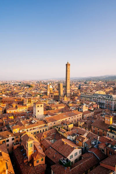 Bolonya, günbatımında şehrin ve binaların yüksek açılı görüntüsü, İki Kuleler, Asinelli ve Garisenda, Emilia Romagna, İtalya — Stok fotoğraf