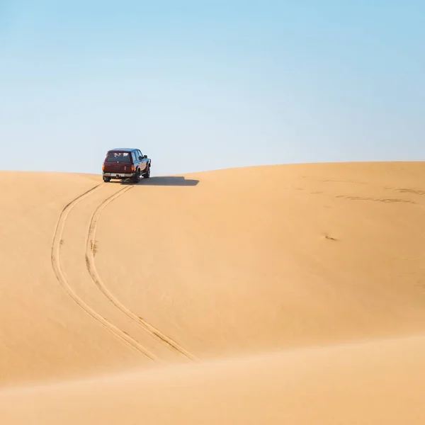 Off-road woestijn avontuur, auto en tracks op zand. — Stockfoto