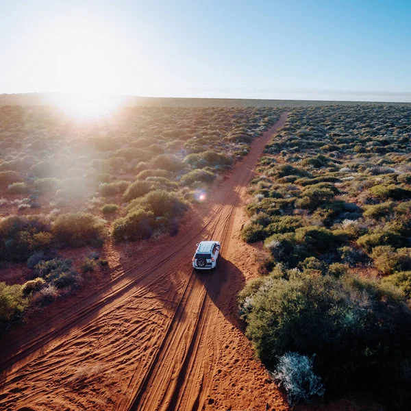 การผจญภัยในทะเลทรายนอกถนน รถยนต์และร่องรอยบนทรายในออสเตรเลีย Outback . — ภาพถ่ายสต็อก