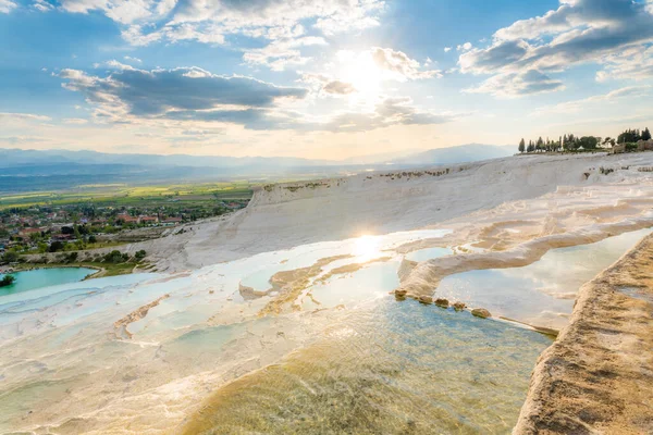 Turkki, Denizlin maakunta, Pamukkale Natural Travertine Thermal altaat auringonlaskun aikaan — kuvapankkivalokuva