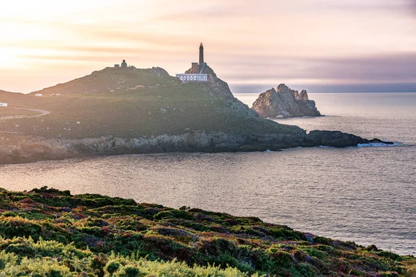 Cape Vilan Lighthouse, Cabo Vilano, Galiciassa auringonlaskun aikaan, Espanja — kuvapankkivalokuva